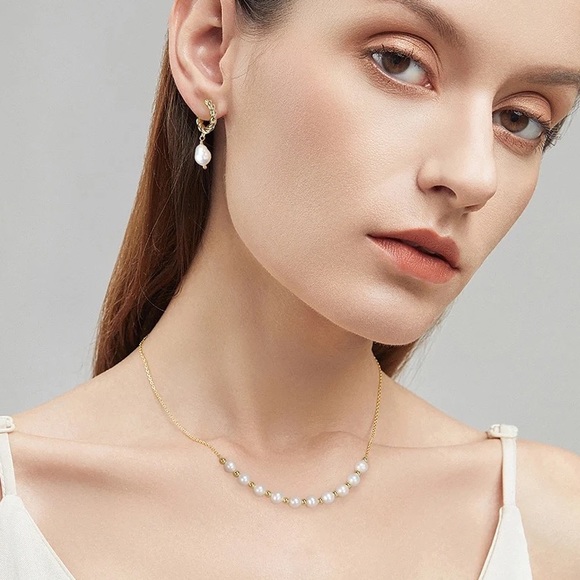 Elegant Gold and Pearl Necklace - Picture 2 of 4